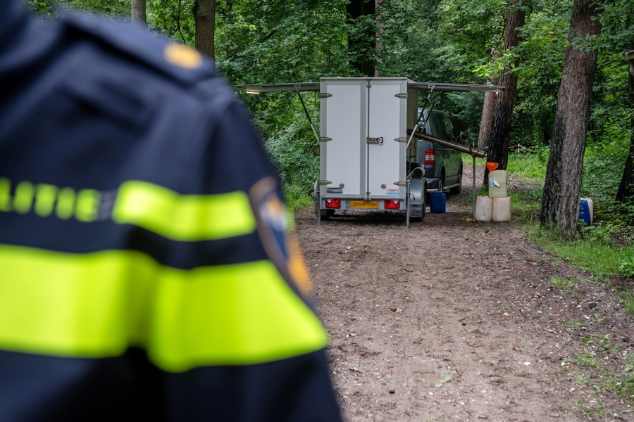 Politieacademie studierichting Milieu - Agent kijkt naar aanhangwagen in bos