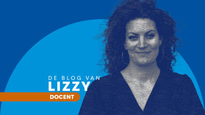 De blog van docent Lizzy, portret met blauwe achtergrond