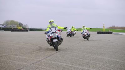 Politiemotoren op het circuit van de Politieacademie in Lelystad
