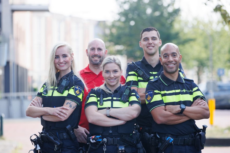 Politieacademie Basispolitieopleidingen - vijf docenten van de Politieacademie poseren voor de camera