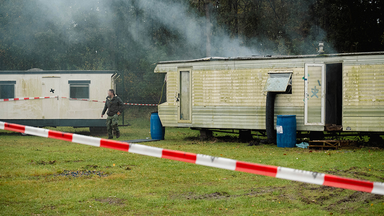 Caravans op het oefenterrein in Ossendrecht met rook en een afzetlint